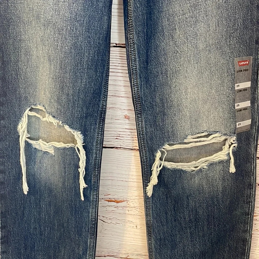 Levis - Picture 3 of 11